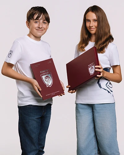 Uczniowie podczas pracy projektowej na zajęciach