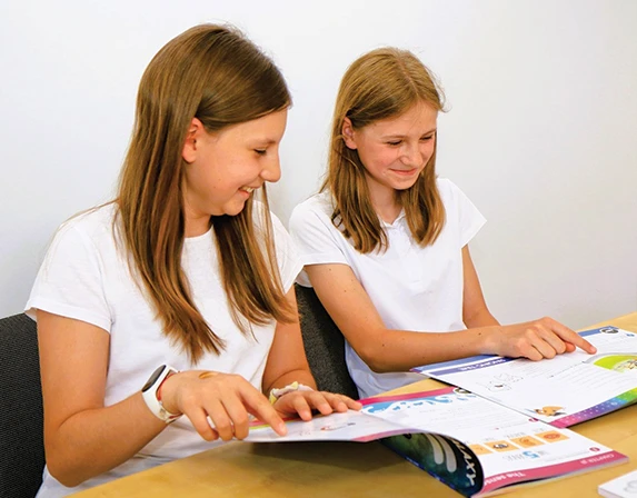 Dzieci 7–10 lat na zajęciach języka angielskiego Savvy Ed w Profe Studio